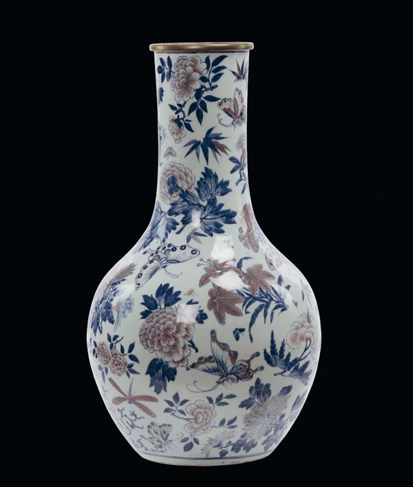 Vaso in porcellana bianca e blu con decoro rosso ferro, Dinastia Qing, fine del XIX secolo