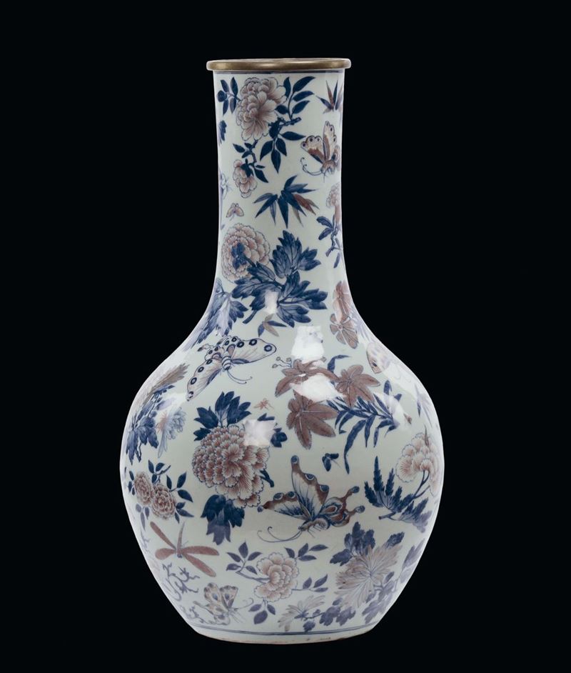A white and blue porcelain vase with red-iron decoration, Qing Dynasty, late 19th century  - Auction Fine Chinese Works of Art - II - Cambi Casa d'Aste