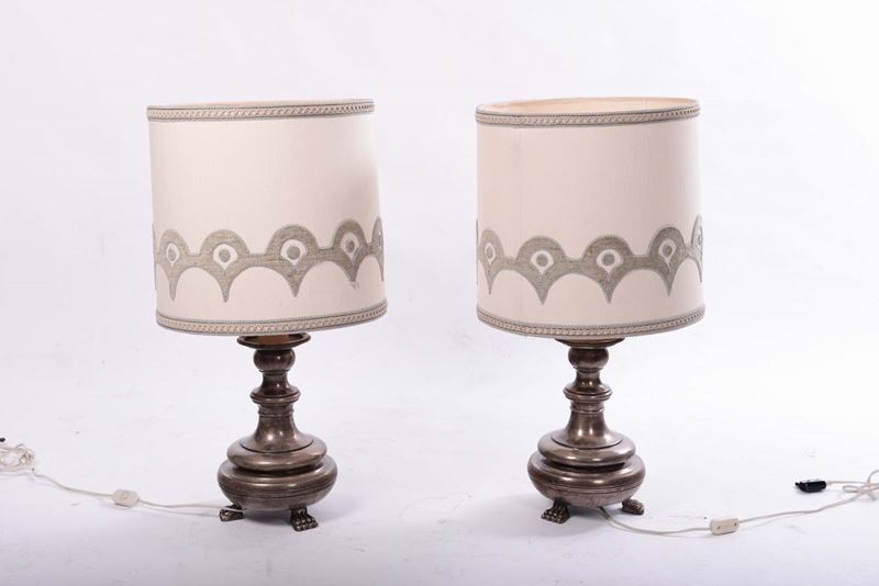 Coppia di lampade in metallo dorato  - Asta Arredi e Oggetti d'Arte da Importanti Collezioni Private - Cambi Casa d'Aste