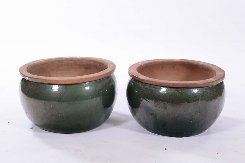Coppia di cache-pot in terracotta smaltata verde  - Asta Arredi e Oggetti d'Arte da Importanti Collezioni Private - Cambi Casa d'Aste