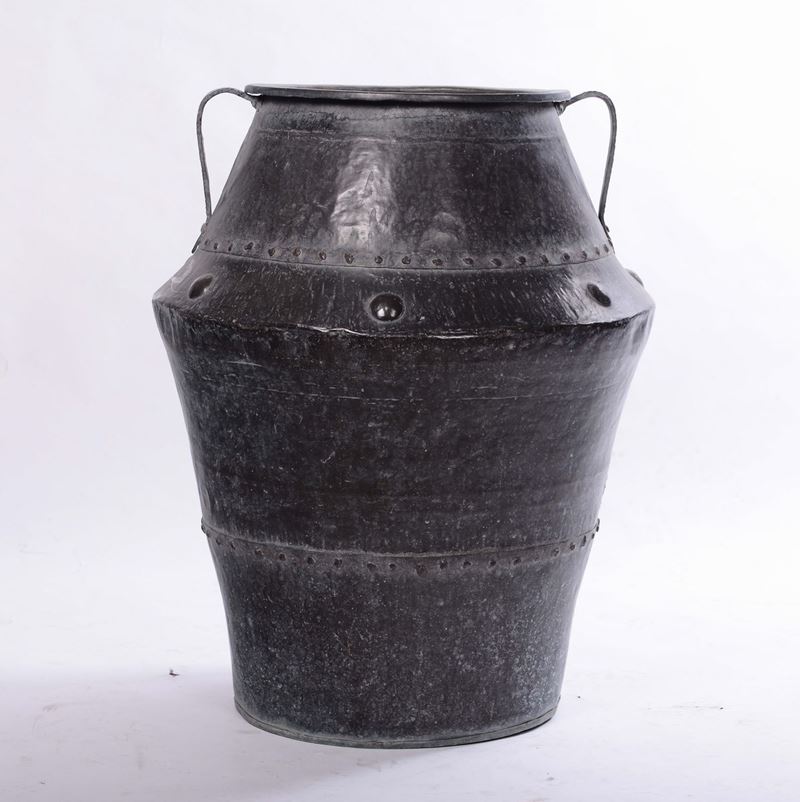 Grande vaso in metallo e portariviste in ottone  - Asta Arredi e Oggetti d'Arte da Importanti Collezioni Private - Cambi Casa d'Aste