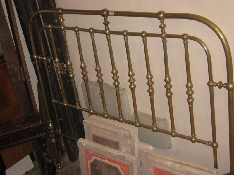 Testata di letto in metallo dorato, XX secolo  - Asta Arredi e Oggetti d'Arte da Importanti Collezioni Private - Cambi Casa d'Aste