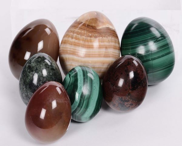 Sette uova in pietre dure e uovo orientale in vetro