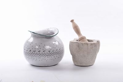 Vaso in Porcellana e Mortaio in Marmo Bianco