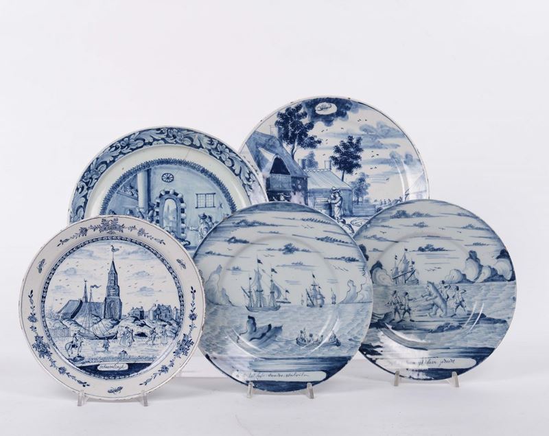Cinque piatti in porcellana di diverse misure  - Asta Arredi e Oggetti d'Arte da Importanti Collezioni Private - Cambi Casa d'Aste