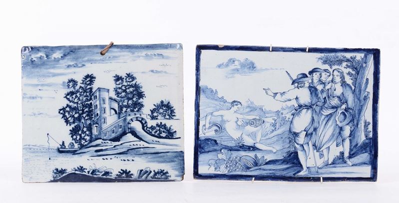 Due placche in porcellana decorate in bianco e blu  - Asta Arredi e Oggetti d'Arte da Importanti Collezioni Private - Cambi Casa d'Aste