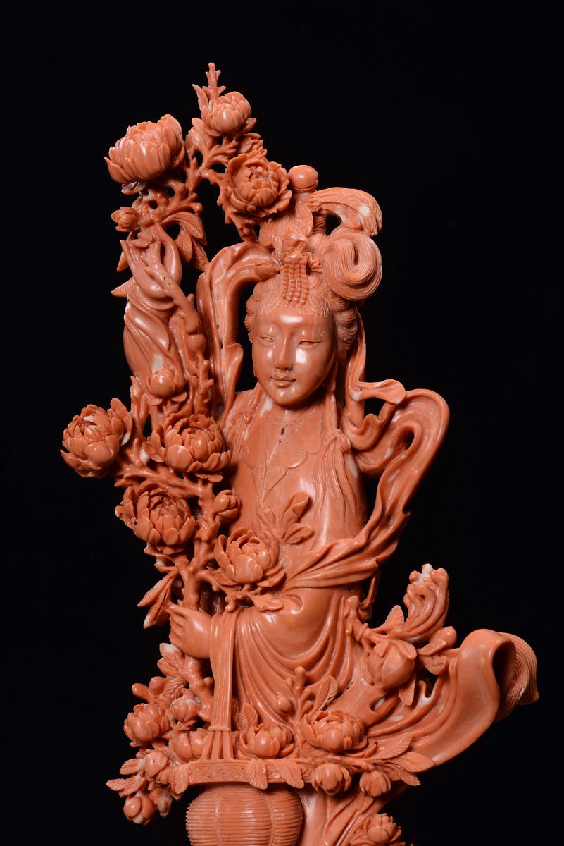 Scultura in Corallo Rosso con Guanyin ed Altri Personaggi, Cina, Dinastia Qing, Fine XIX Secolo