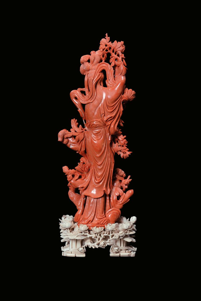 Scultura in Corallo Rosso con Guanyin ed Altri Personaggi, Cina, Dinastia Qing, Fine XIX Secolo