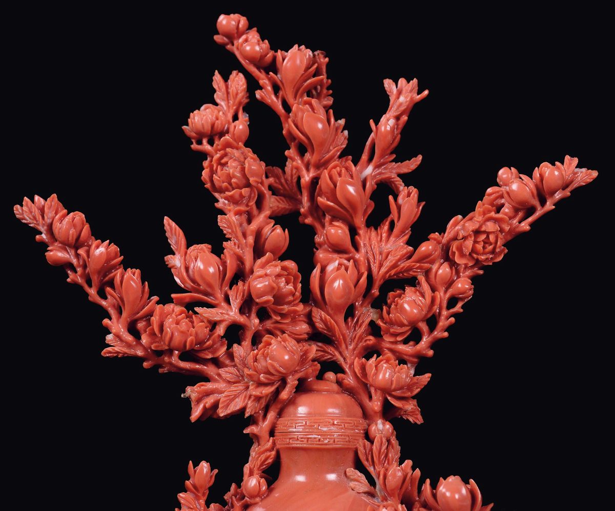Vaso in Corallo Rosso con Ricco Decoro Floreale, Cina, Dinastia Qing, Fine XIX Secolo