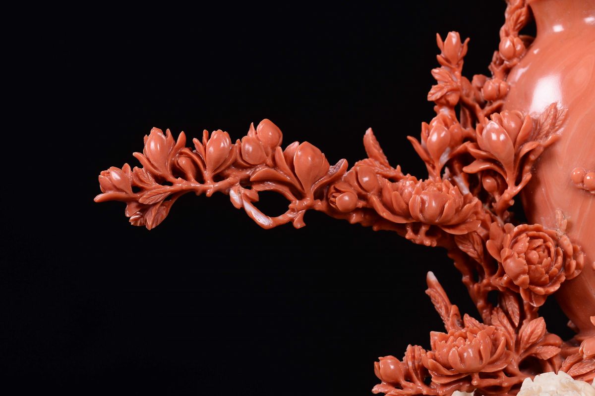 Vaso in Corallo Rosso con Ricco Decoro Floreale, Cina, Dinastia Qing, Fine XIX Secolo