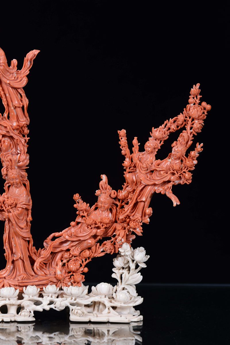 Gruppo in Corallo Rosso con Guanyin e Fiori, Cina, Dinastia Qing, Fine XIX Secolo