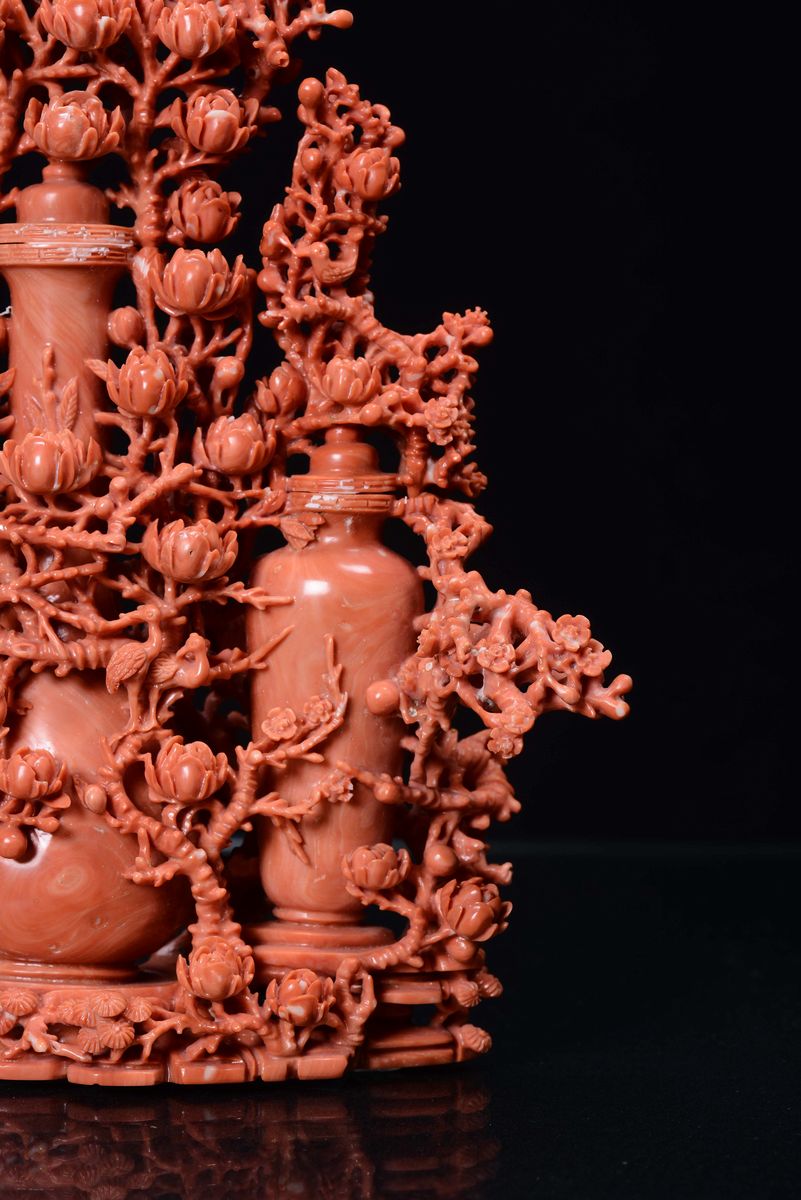 Scultura in Corallo Rosso con Vasi e Fiori, Cina, Dinastia Qing, Fine XIX Secolo