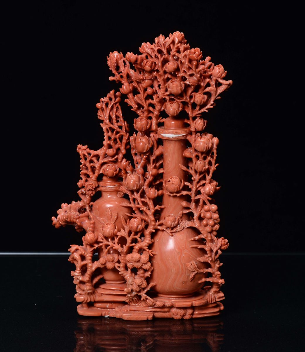 Scultura in Corallo Rosso con Vasi e Fiori, Cina, Dinastia Qing, Fine XIX Secolo