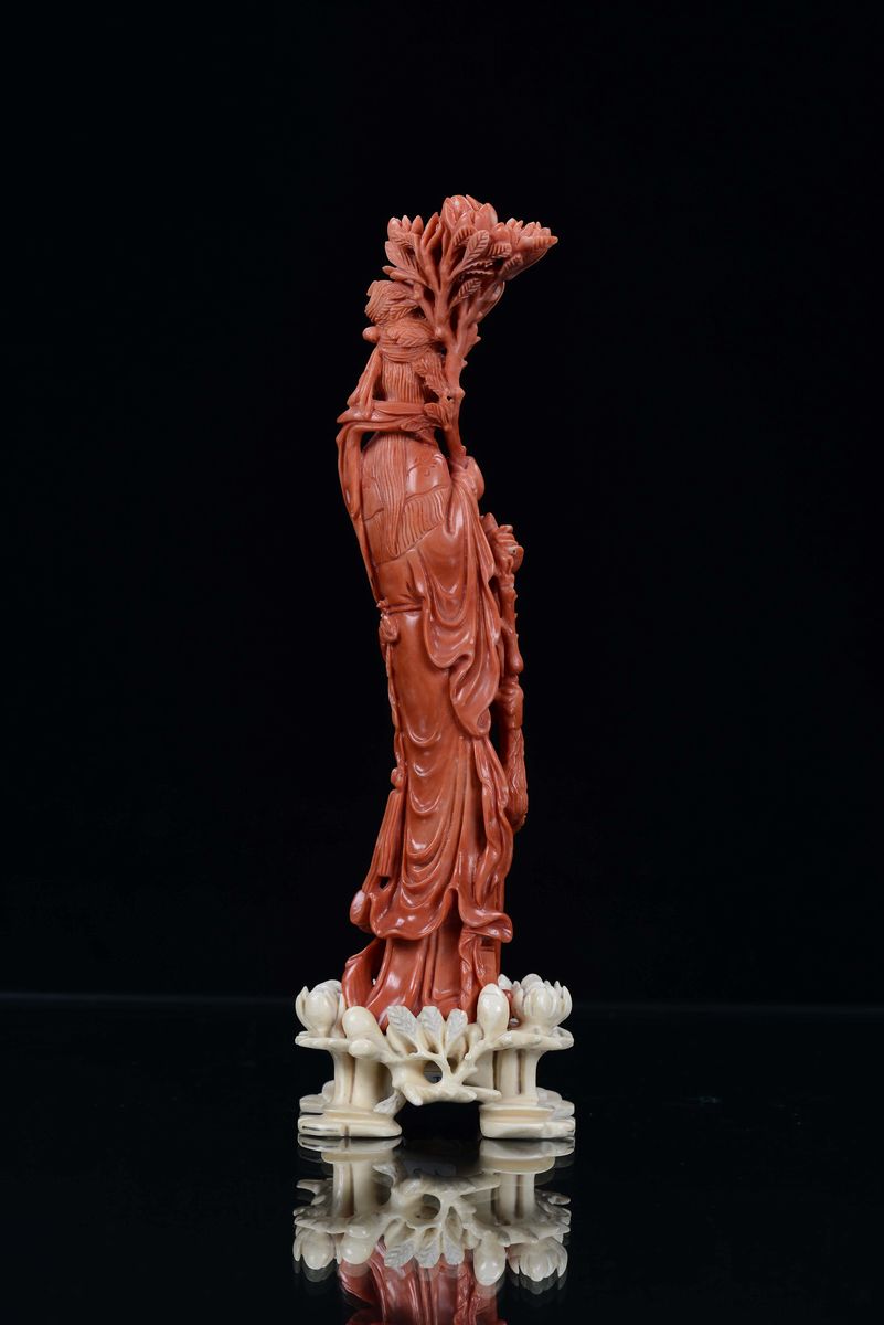 Figura di Guanyin in Corallo Rosso, Cina, Dinastia Qing, Fine XIX Secolo