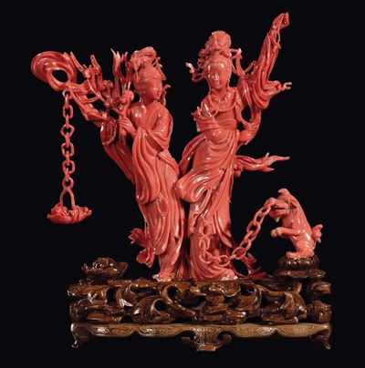 Gruppo in Corallo Raffigurante Due Guanyin e Cagnolino, Cina, Dinastia Qing, Inizio XX Secolo