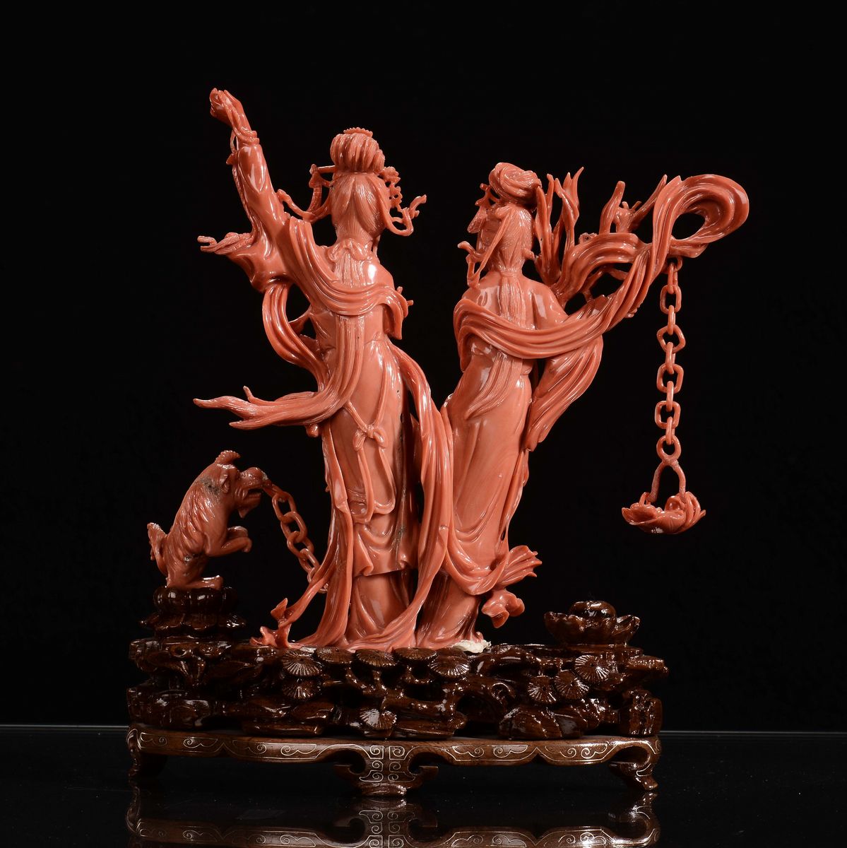 Gruppo in Corallo Raffigurante Due Guanyin e Cagnolino, Cina, Dinastia Qing, Inizio XX Secolo
