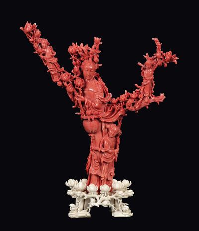 Gruppo in Corallo Raffigurante Guanyin e Fanciulli su Ramo, Cina, Dinastia Qing, Fine XIX Secolo