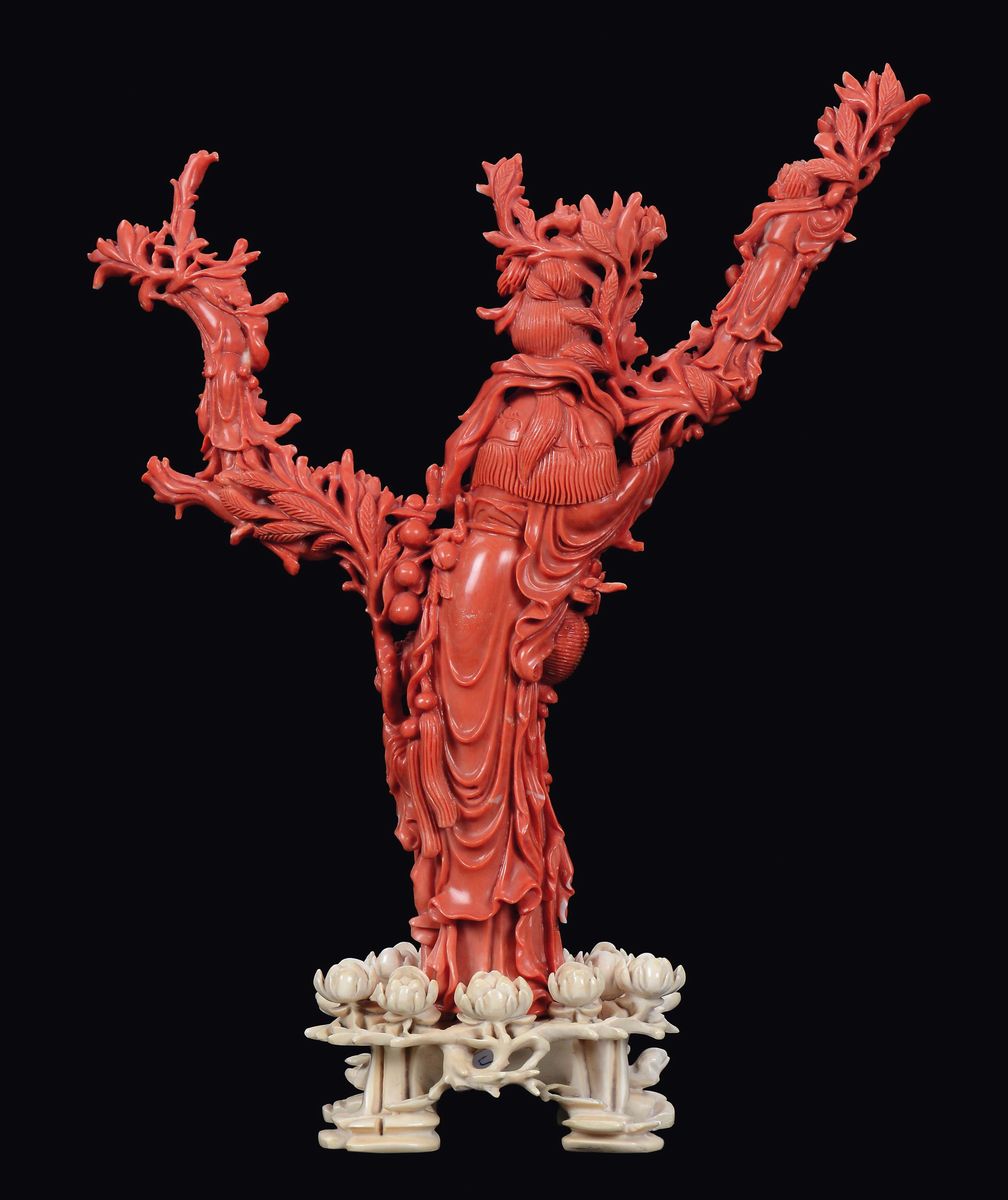 Gruppo in Corallo Raffigurante Guanyin e Fanciulli su Ramo, Cina, Dinastia Qing, Fine XIX Secolo