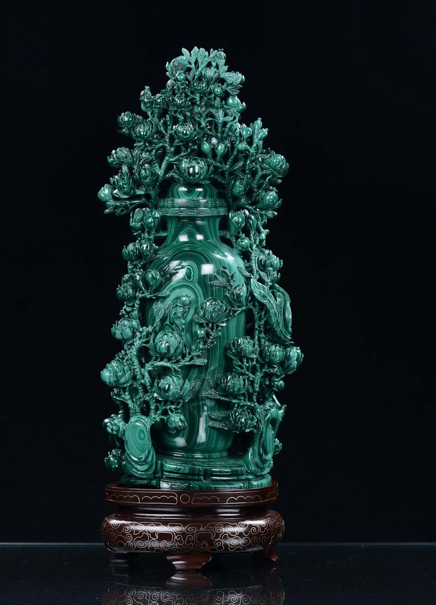 Vaso in Malachite Finemente Scolpito con Decoro Floreale, Cina, Repubblica, XX Secolo