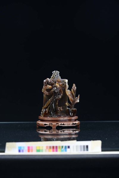 Gruppo in Occhio di Tigre con Guanyin e Vaso, Cina, XX Secolo