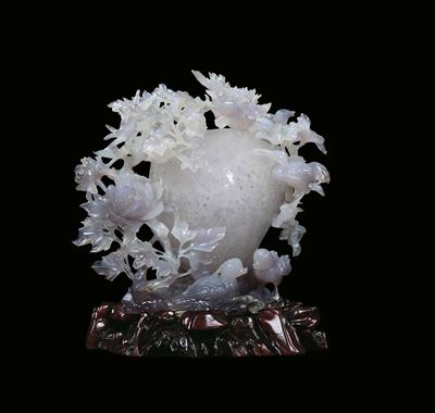 Gruppo in Agata Finemente Scolpita Raffigurante Fiori con Uccelli, Cina, XX Secolo