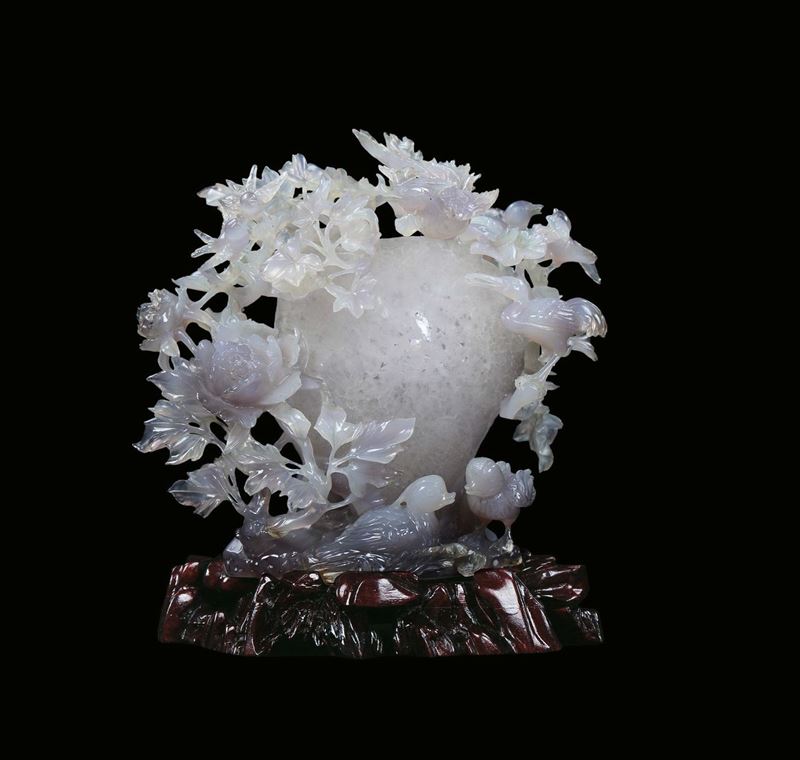 A fine carved agate “flowers with birds” group, China, Republic, 20th century  - Auction Fine Chinese Works of Art - II - Cambi Casa d'Aste