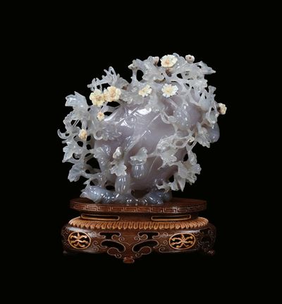 Gruppo in Agata Finemente Scolpita Raffigurante Fiori, Cina, XX Secolo