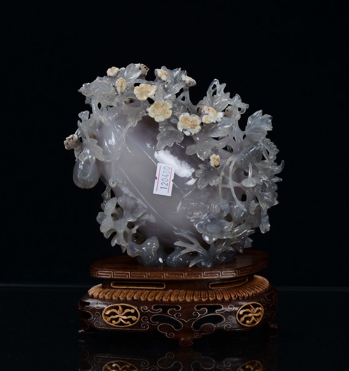 Gruppo in Agata Finemente Scolpita Raffigurante Fiori, Cina, XX Secolo