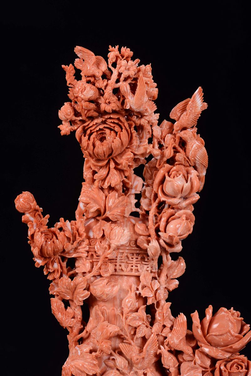 Scultura in Corallo Raffigurante Vaso con Elementi Vegetali e Uccelli, Cina, Inizio XX Secolo