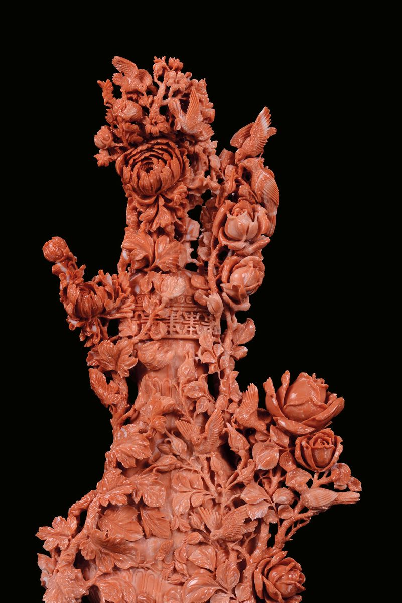 Scultura in Corallo Raffigurante Vaso con Elementi Vegetali e Uccelli, Cina, Inizio XX Secolo