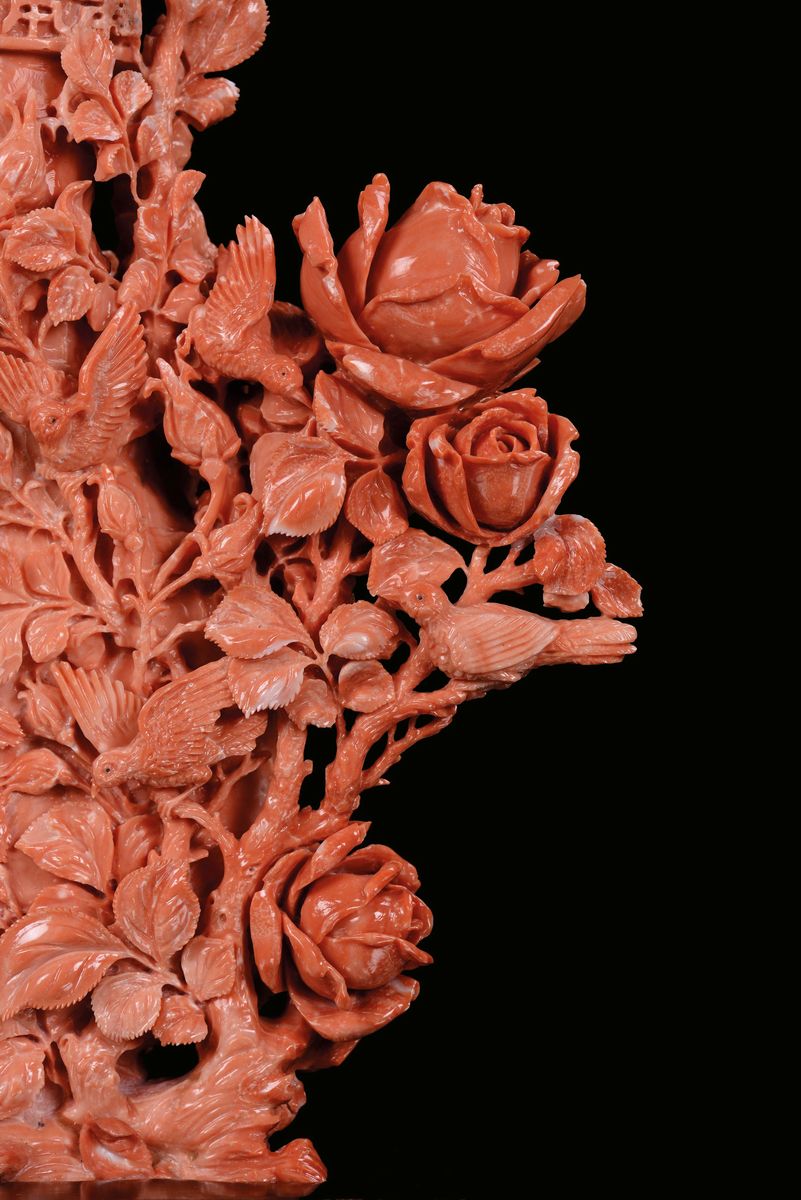 Scultura in Corallo Raffigurante Vaso con Elementi Vegetali e Uccelli, Cina, Inizio XX Secolo