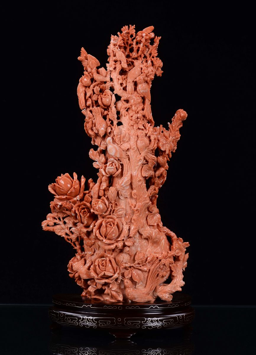 Scultura in Corallo Raffigurante Vaso con Elementi Vegetali e Uccelli, Cina, Inizio XX Secolo