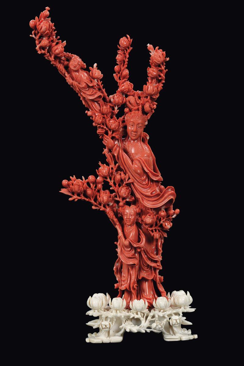Figura di Guanyin con fanciulli in corallo rosso, Cina, dinastia Qing, fine XIX secolo  - Asta Fine Chinese Works of Art - II - Cambi Casa d'Aste