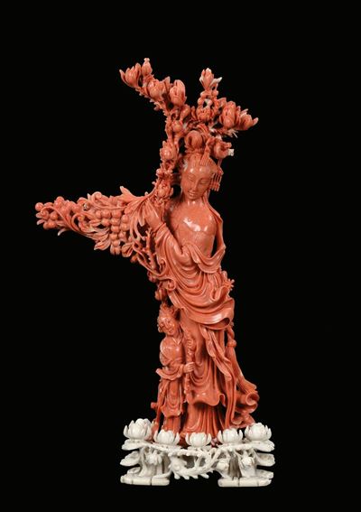 Figura di Guanyin con Fanciulla e Rami Fioriti in Corallo Rosso, Cina, Dinastia Qing, Fine XIX Se...