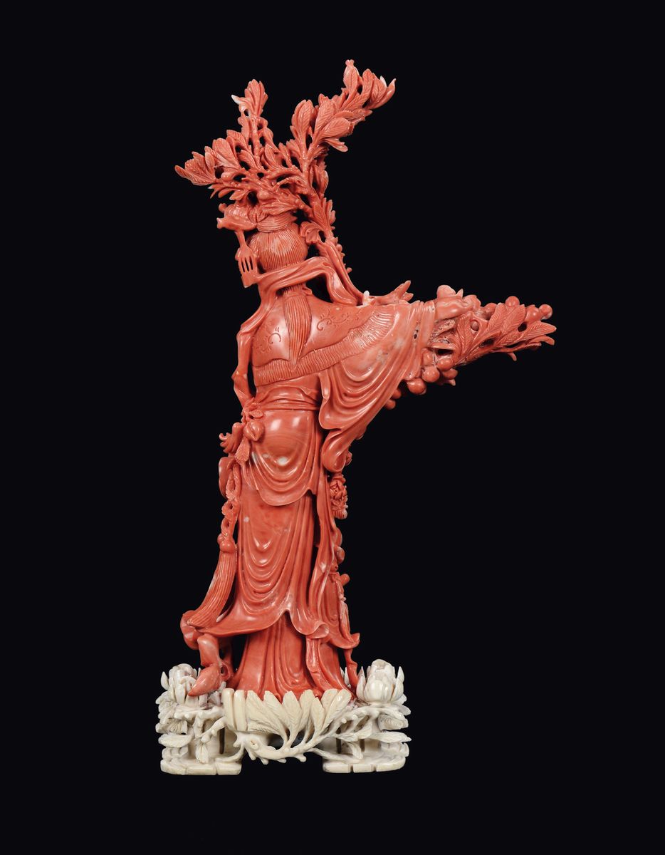 Figura di Guanyin con Fanciulla e Rami Fioriti in Corallo Rosso, Cina, Dinastia Qing, Fine XIX Se...