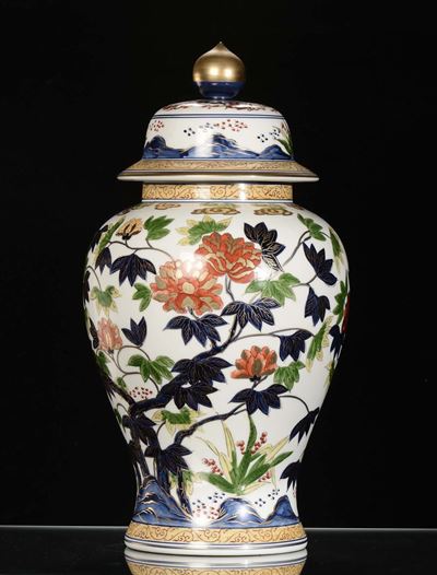 Vaso con Coperchio in Porcellana Policroma a Decoro Floreale, Cina, XX Secolo