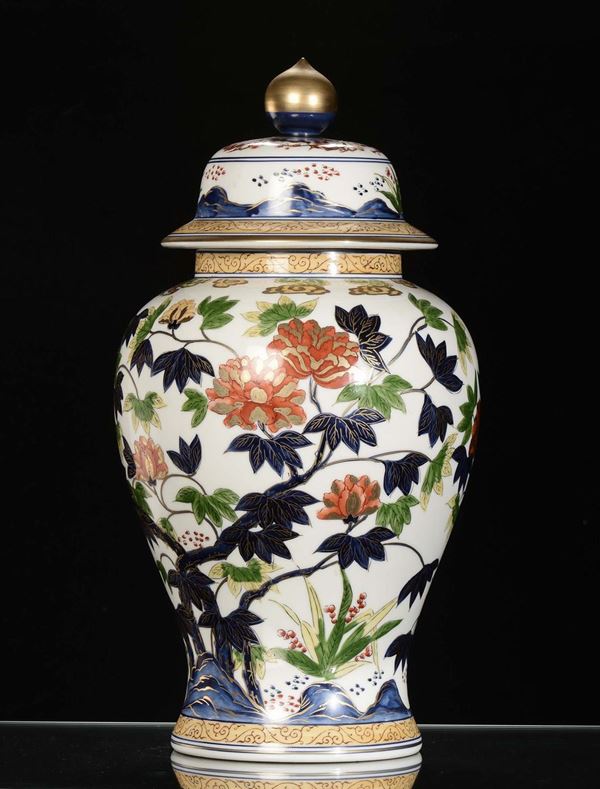 Vaso con coperchio in porcellana policroma a decoro floreale, Cina, XX secolo