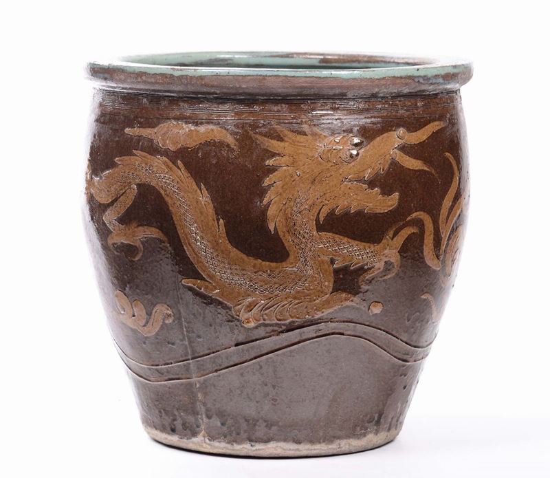 A brown-ground enamelled porcelain cachepot with dragons, China, 20th century  - Auction Chinese Works of Art - Cambi Casa d'Aste