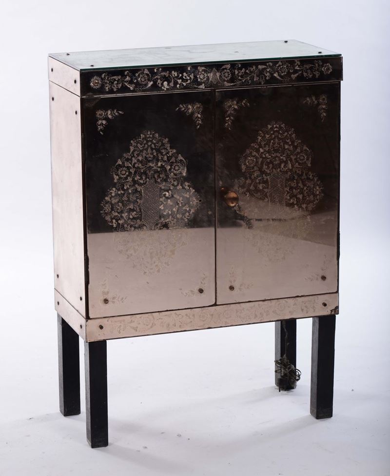 Mobiletto bar in vetro a due ante  - Asta Arredi e Oggetti d'Arte da Importanti Collezioni Private - Cambi Casa d'Aste