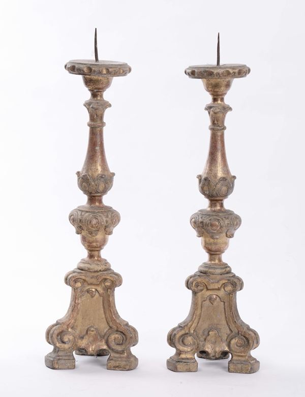 Coppia di candelieri in legno intagliato e dorato, XIX secolo