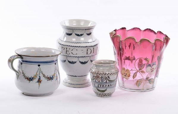Quattro vasi diversi in maiolica, vetro e porcellana