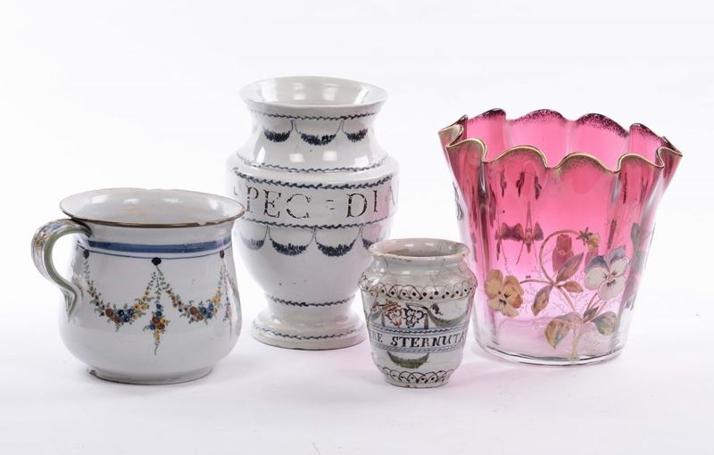 Quattro vasi diversi in maiolica, vetro e porcellana  - Asta Asta a Tempo 6-2014 - Cambi Casa d'Aste