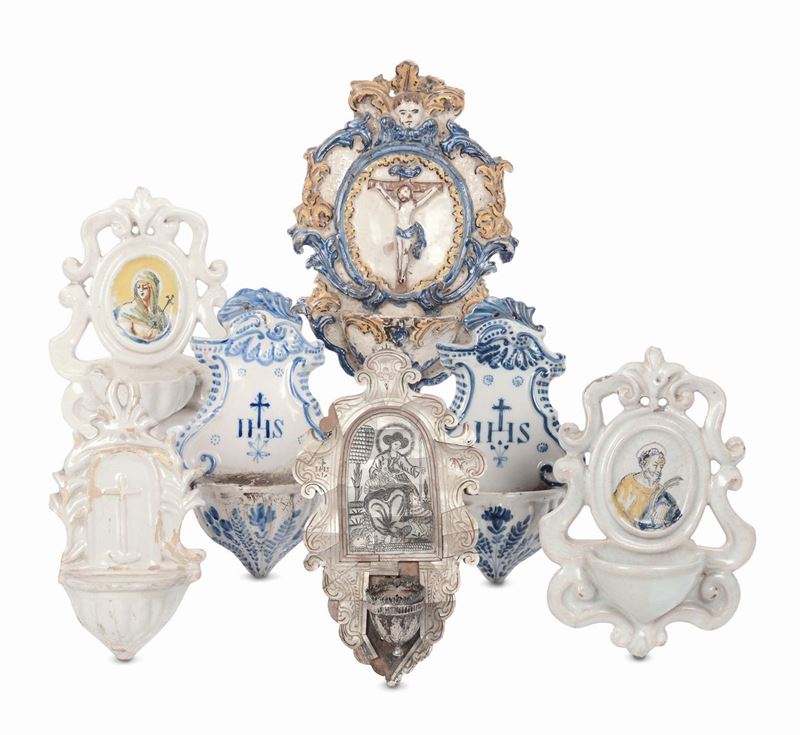 Collezione di sei acquasantiere in porcellana, XVIII-XIX secolo  - Auction Furnishings and Works of Art from Important Private Collections - Cambi Casa d'Aste