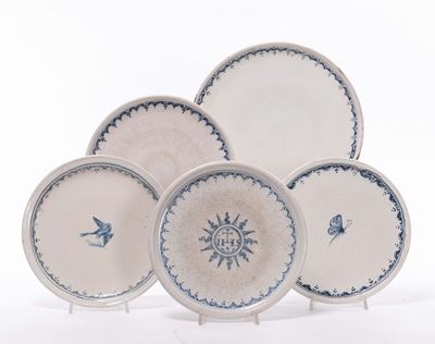 Cinque Alzatine in Maiolica Bianca e Blu, XIX Secolo