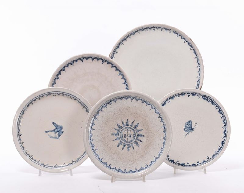 Cinque alzatine in maiolica bianca e blu, XIX secolo  - Asta Arredi e Oggetti d'Arte da Importanti Collezioni Private - Cambi Casa d'Aste