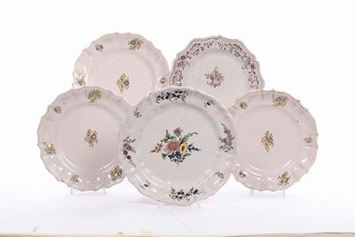Lotto di Piatti in Maiolica Sagomati con Decoro Floreale, XVIII-XIX Secolo