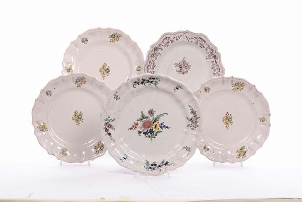 Lotto di piatti in maiolica sagomati con decoro floreale, XVIII-XIX secolo