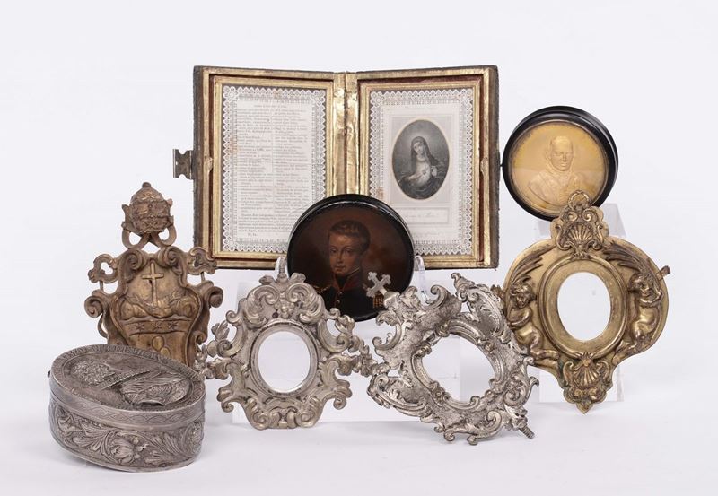Lotto di scatoline, frammenti, cornicette e placchette in bronzo  - Auction Furnishings and Works of Art from Important Private Collections - Cambi Casa d'Aste