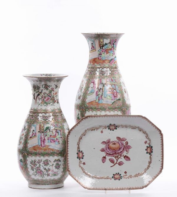 Coppia di vasi Canton in porcellana ed un vassoio con decoro Famiglia Rosa