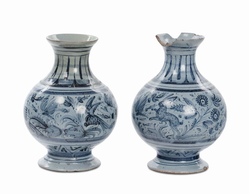 Coppia di bottiglie in maiolica a decoro calligrafico naturalistico a fondo azzurro, XVIII secolo  - Auction Time Auction 2-2014 - Cambi Casa d'Aste